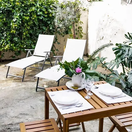 Sunny Patio Apartman
